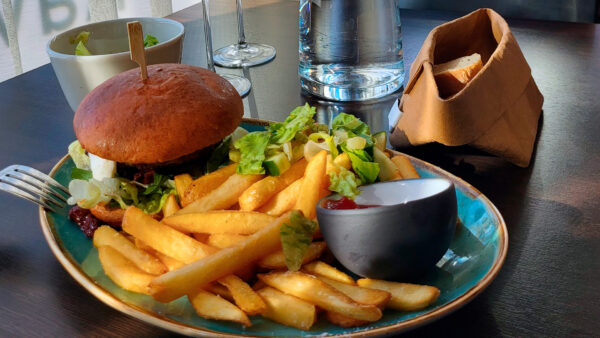 Antell Acqua lounasravintola burger
